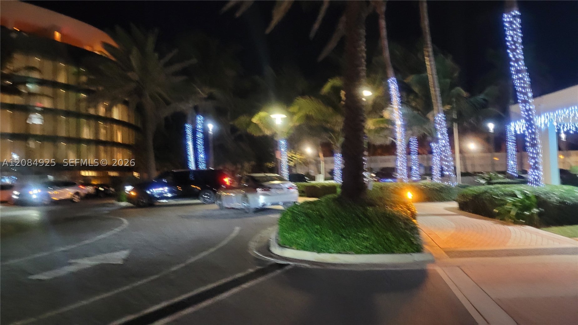 2899 Collins Ave 606