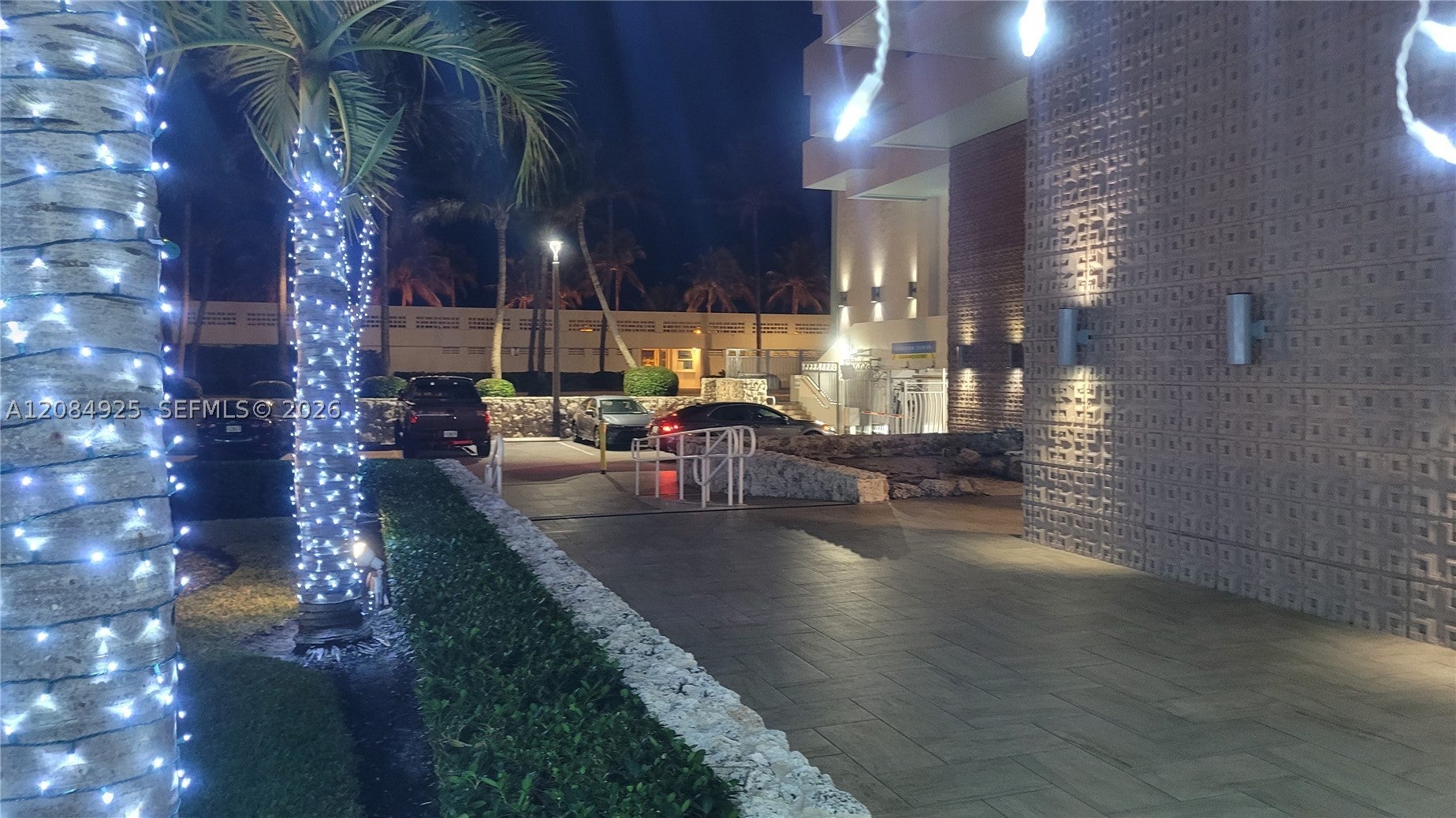 2899 Collins Ave 606