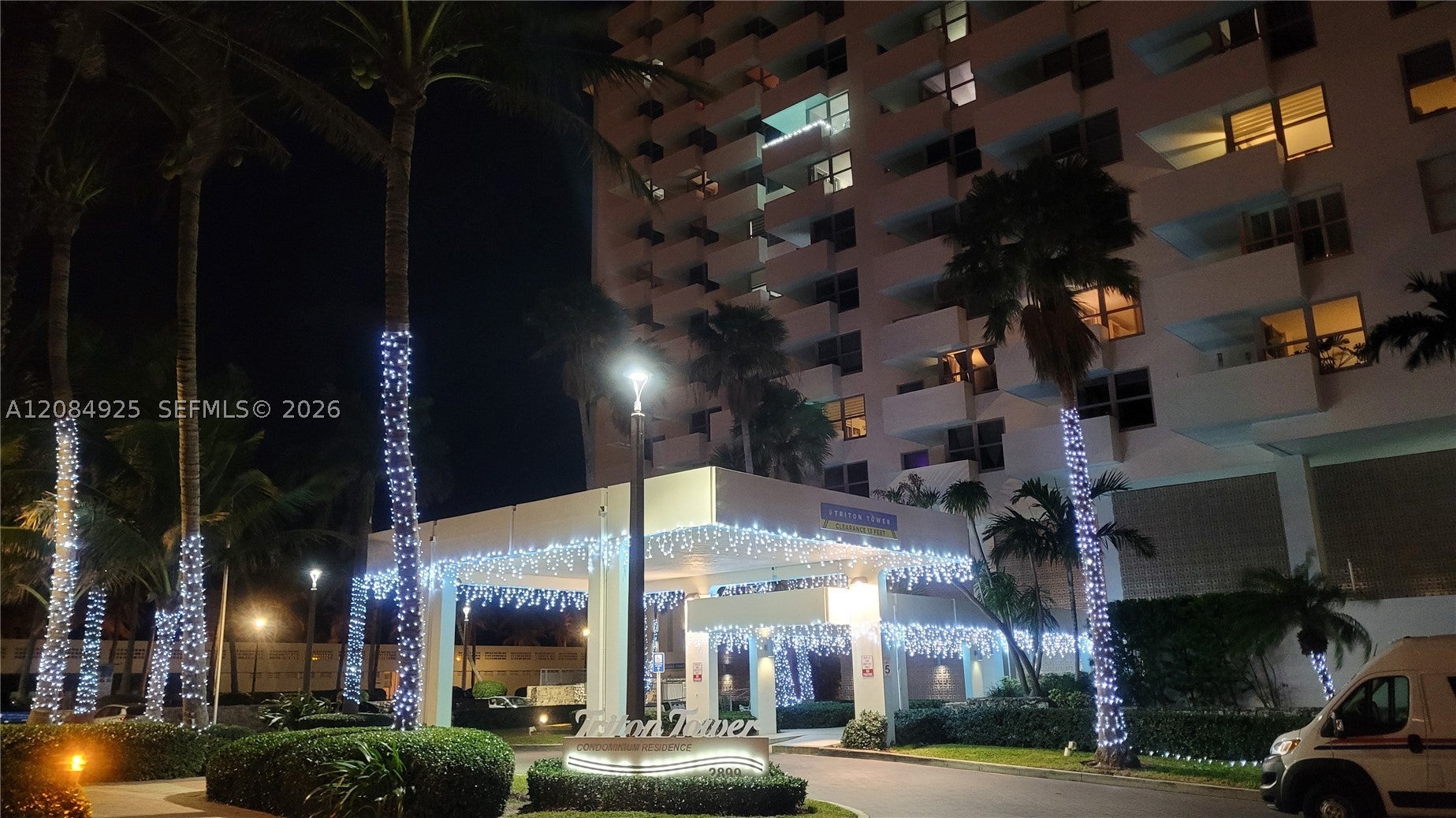 2899 Collins Ave 606