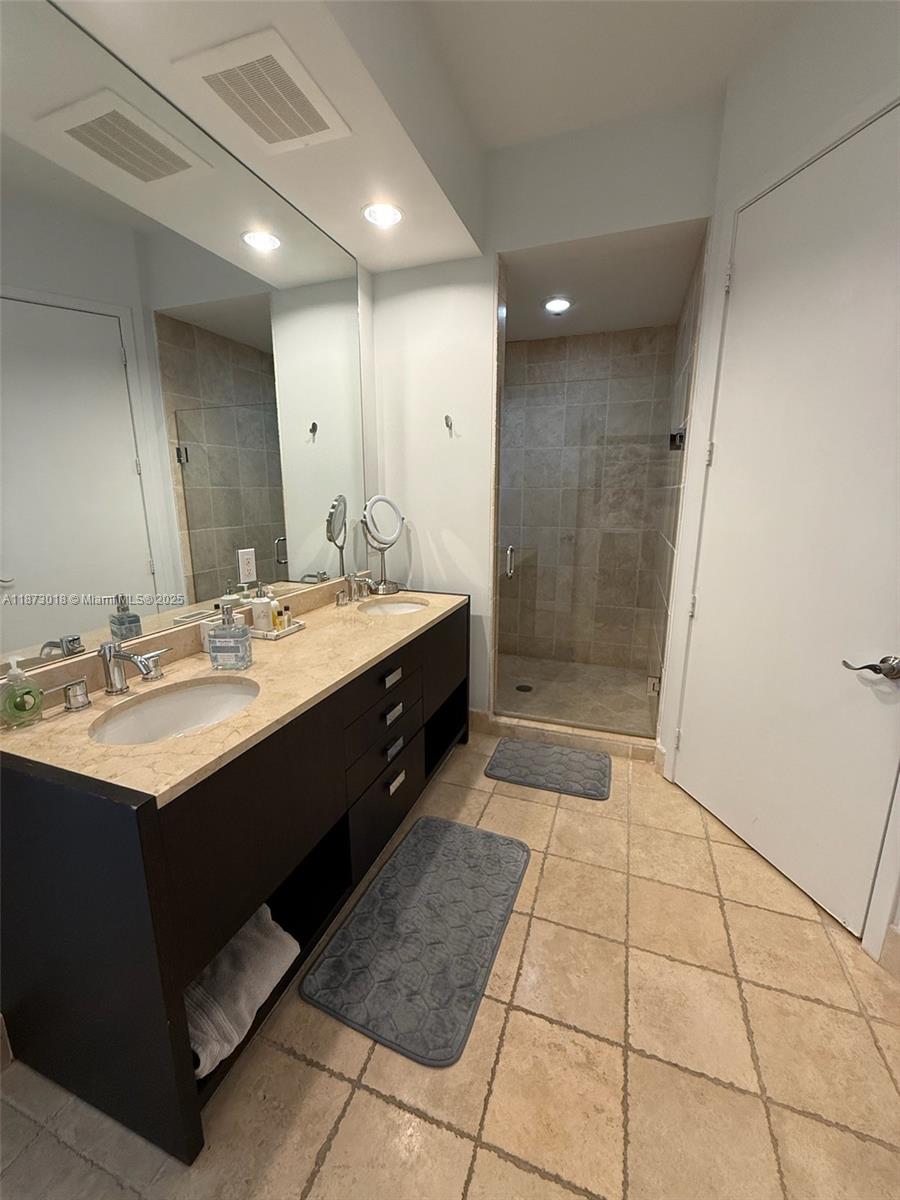 TRUMP ROYALE CONDO - Residential Lease