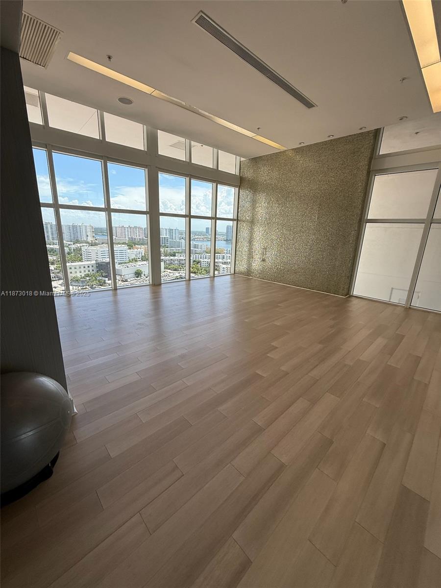 TRUMP ROYALE CONDO - Residential Lease