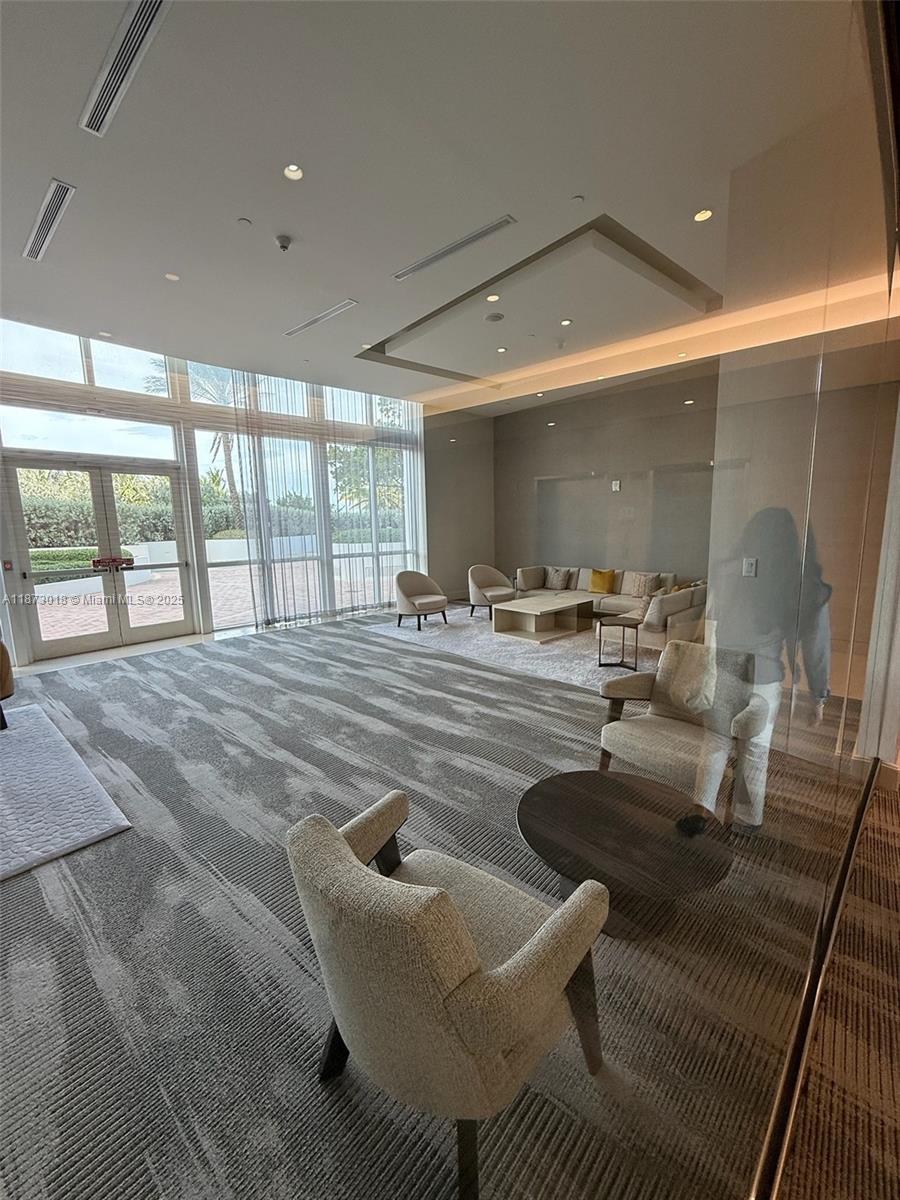 TRUMP ROYALE CONDO - Residential Lease