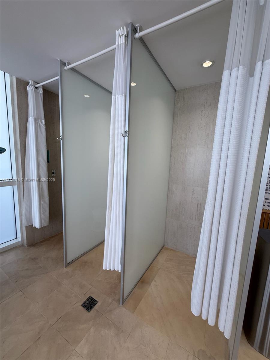 TRUMP ROYALE CONDO - Residential Lease