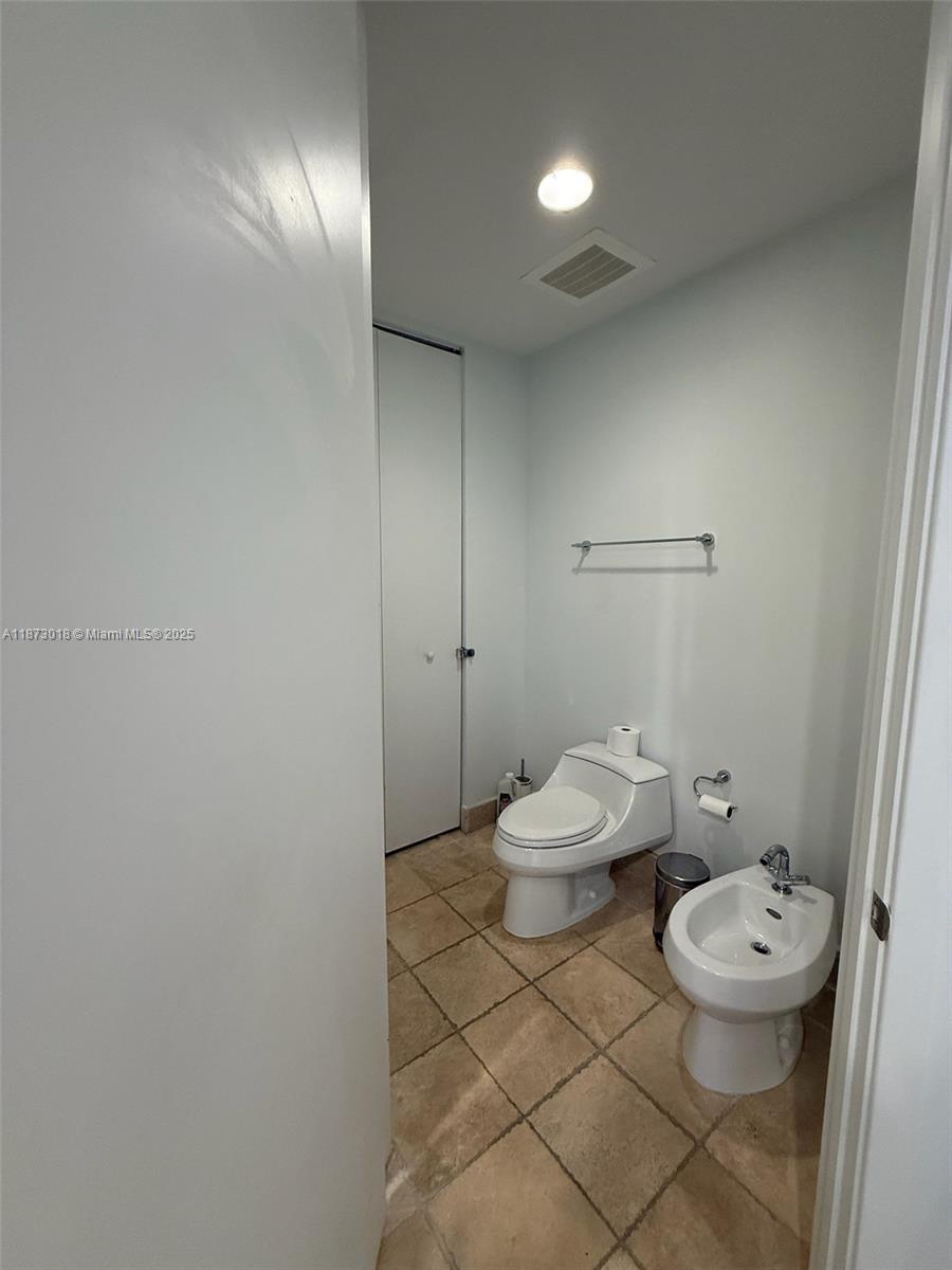 TRUMP ROYALE CONDO - Residential Lease