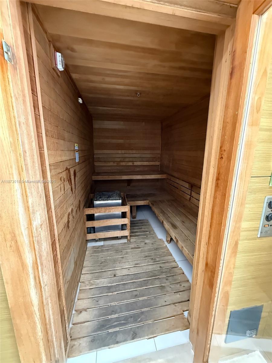 TRUMP ROYALE CONDO - Residential Lease