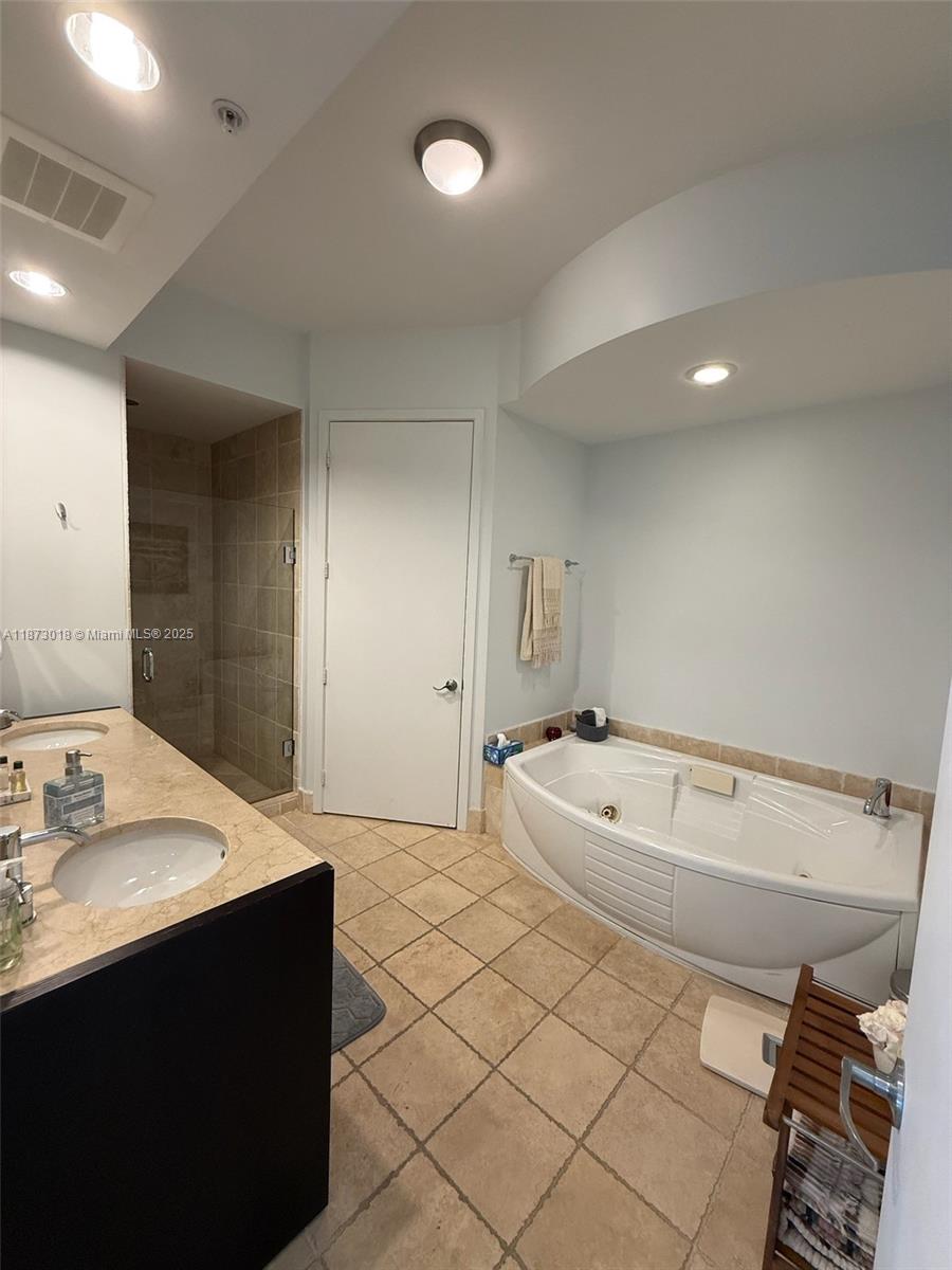 TRUMP ROYALE CONDO - Residential Lease