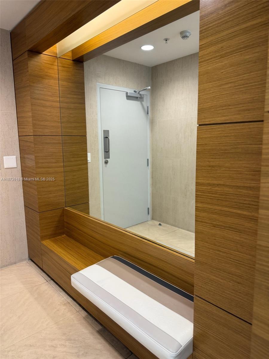 TRUMP ROYALE CONDO - Residential Lease