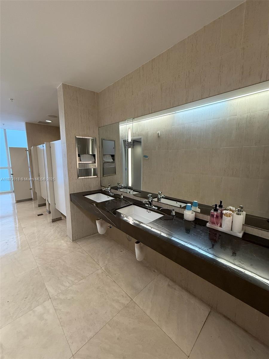 TRUMP ROYALE CONDO - Residential Lease