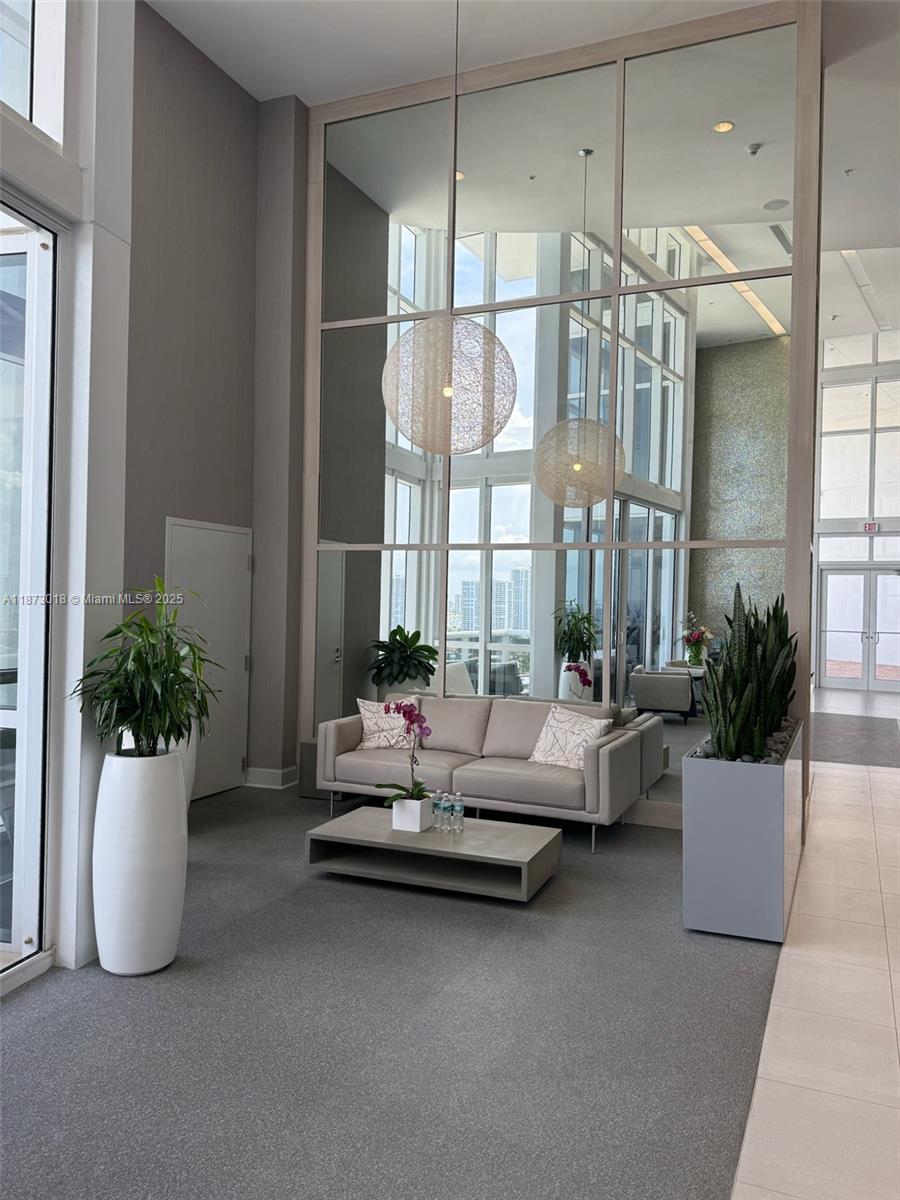 TRUMP ROYALE CONDO - Residential Lease