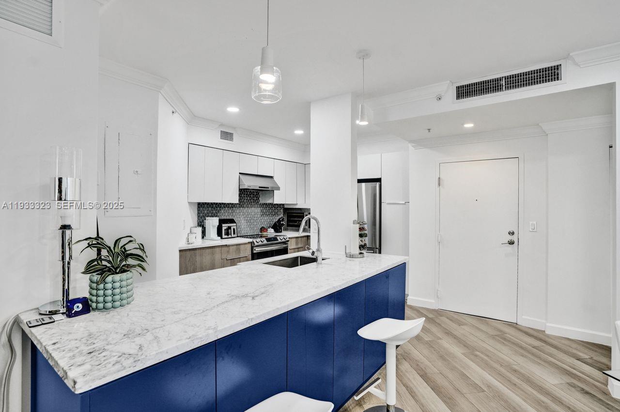 THE VISTAS CONDO - Residential