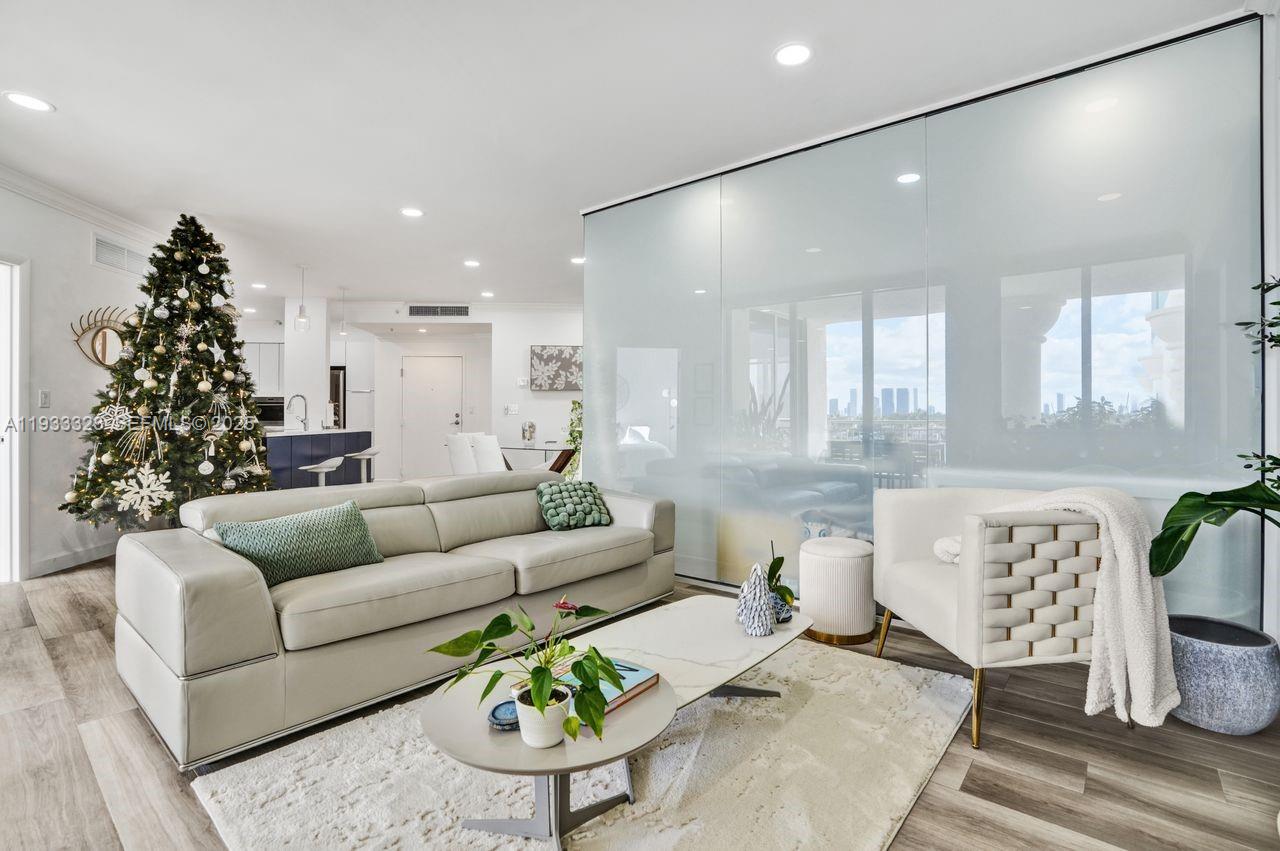 THE VISTAS CONDO - Residential