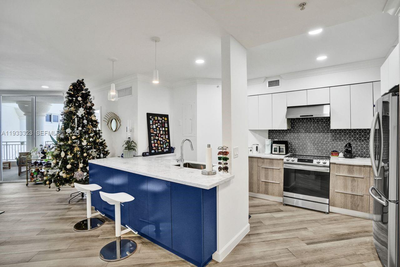 THE VISTAS CONDO - Residential