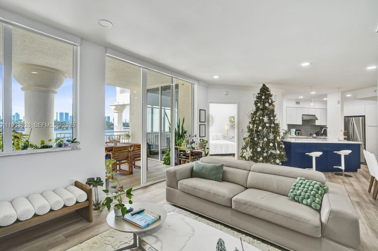 THE VISTAS CONDO - Residential