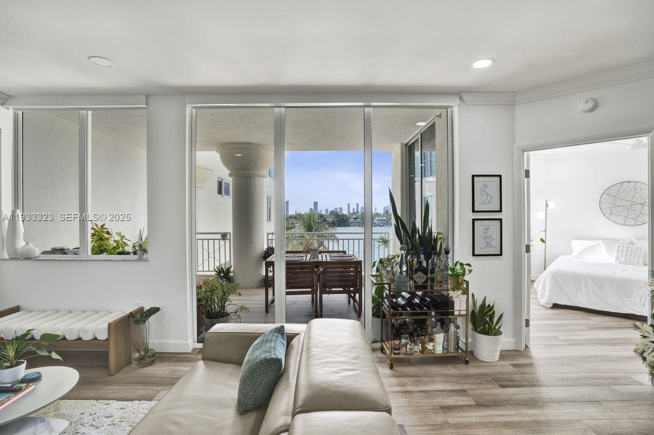 THE VISTAS CONDO - Residential