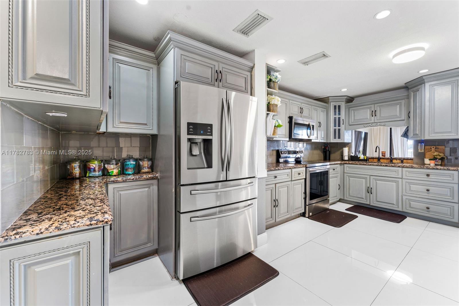 Rental Property at 2852 Nw 80th Ave 2852, Sunrise, Miami-Dade County, Florida - Bedrooms: 3 
Bathrooms: 3  - $2,650 MO.