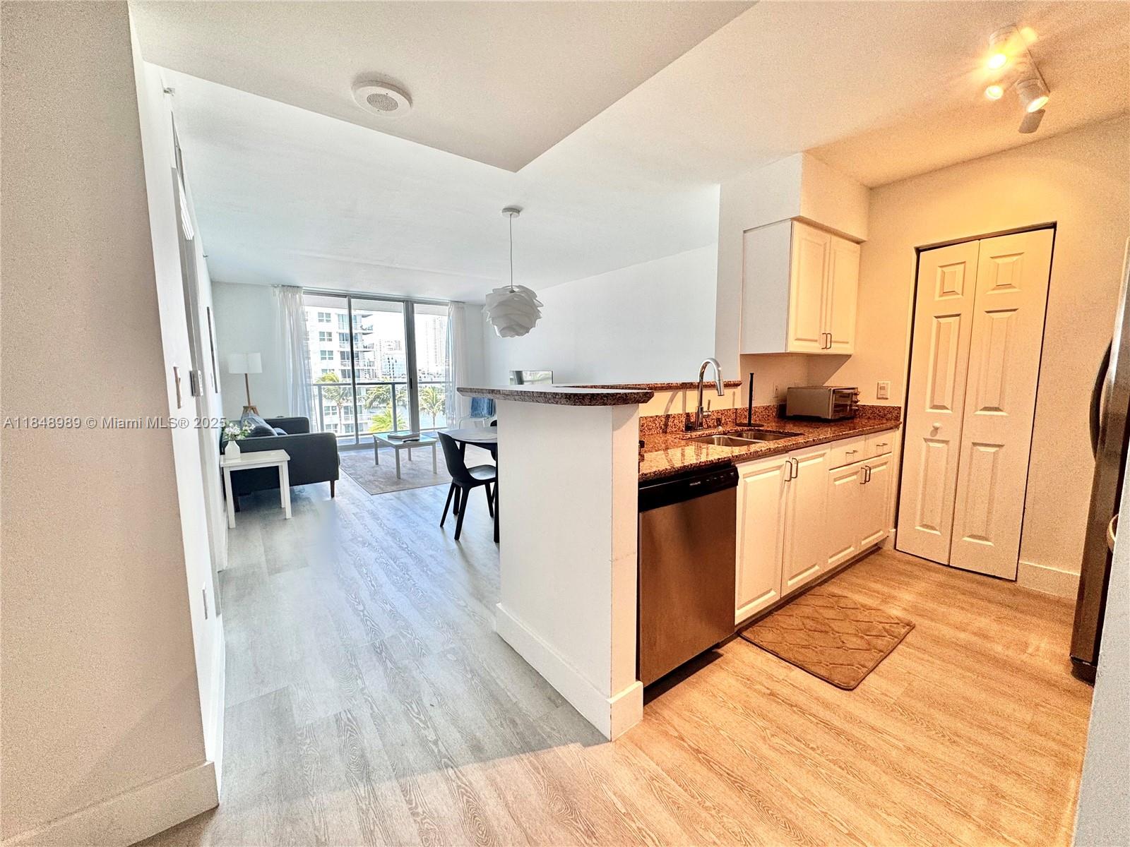 Live the Miami lifestyle in this stunning bayfront condo at The Mark on Brickell! Unit 906 offers breathtaking water views from a spacious private balcony, complemented by an open-concept layout, modern kitchen with granite countertops, stainless steel appliances, and in-unit washer/dryer. This 1-bed, 1-bath unit features floor-to-ceiling windows and updated finishes throughout. The Mark offers resort-style amenities including a bayside pool, fitness center, tennis & racquetball courts, 24/7 concierge, valet, and on-site market. Located in the heart of Brickell, you're steps from top dining, shopping, nightlife, and the financial district. Perfect for investors or end-users – short-term rentals allowed (30-day min). Move-in ready!