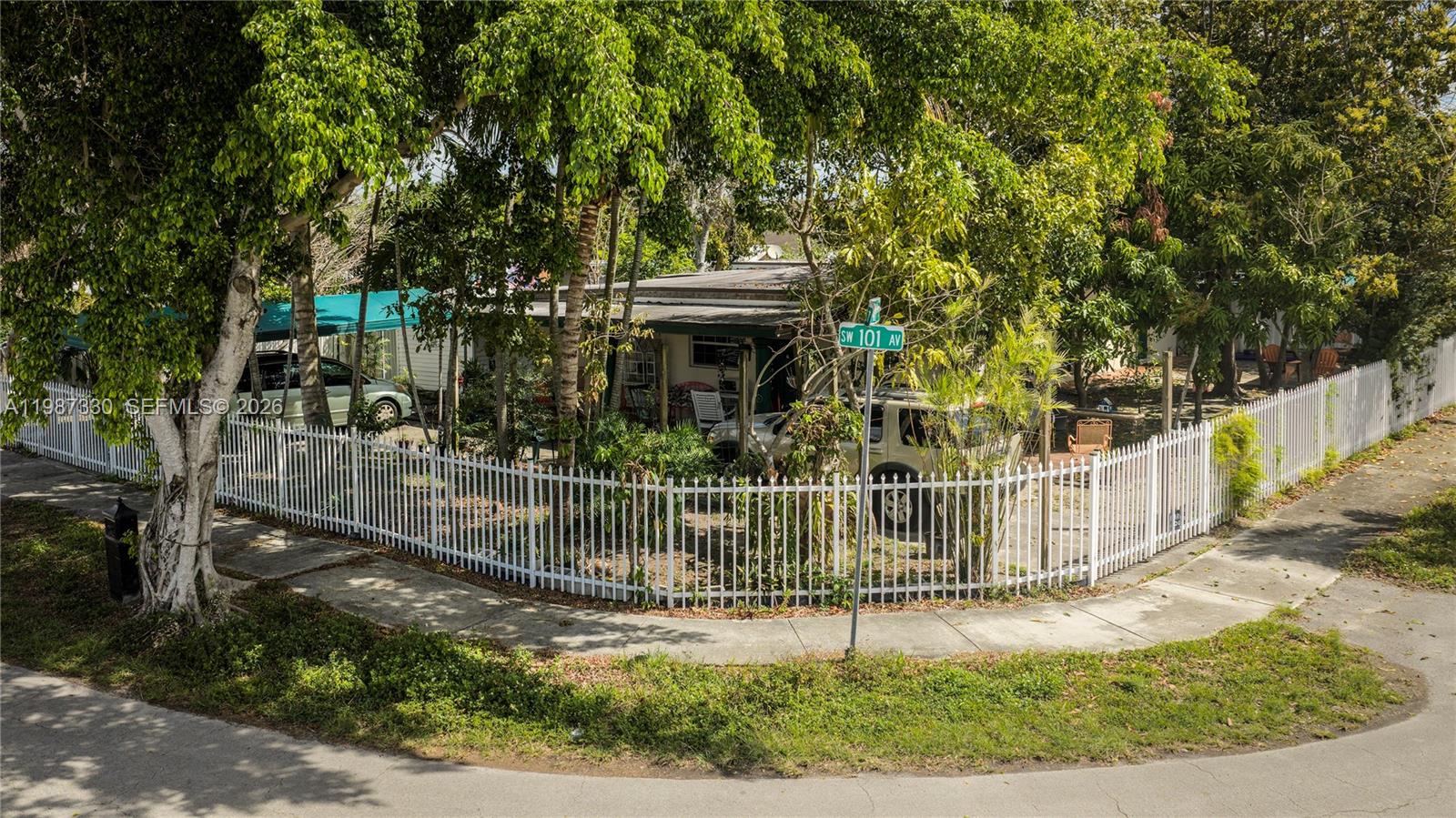 TROPICAL ESTATES - Residential