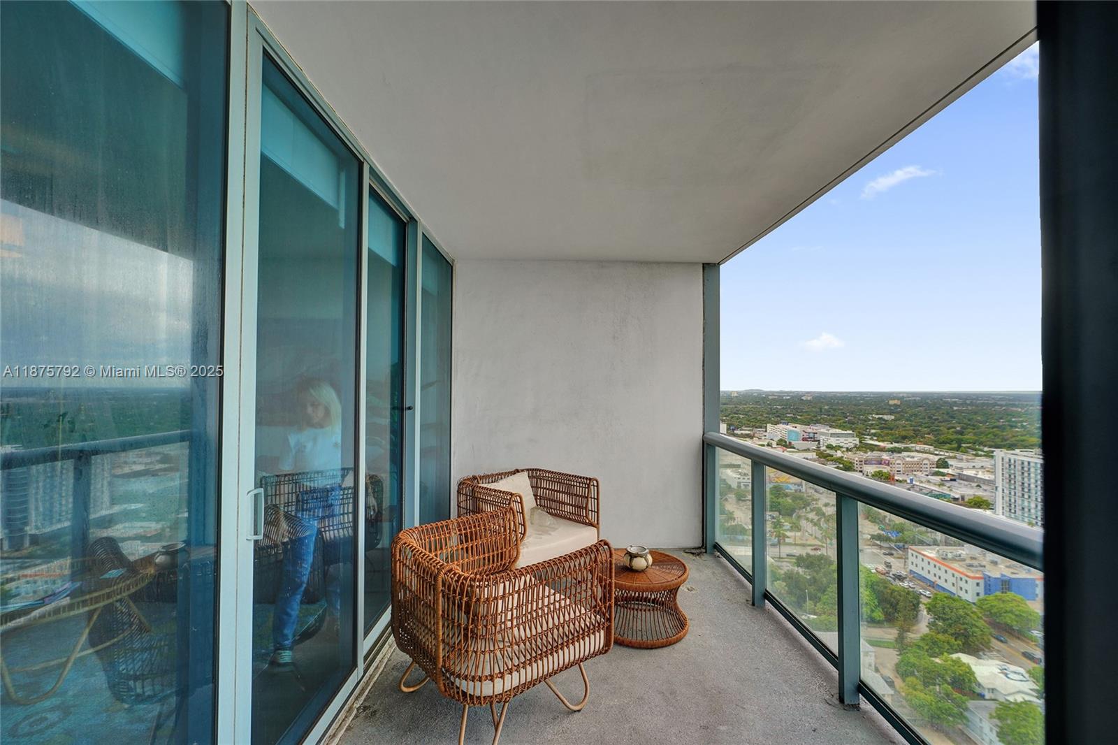 BLUE CONDO - Residential Lease