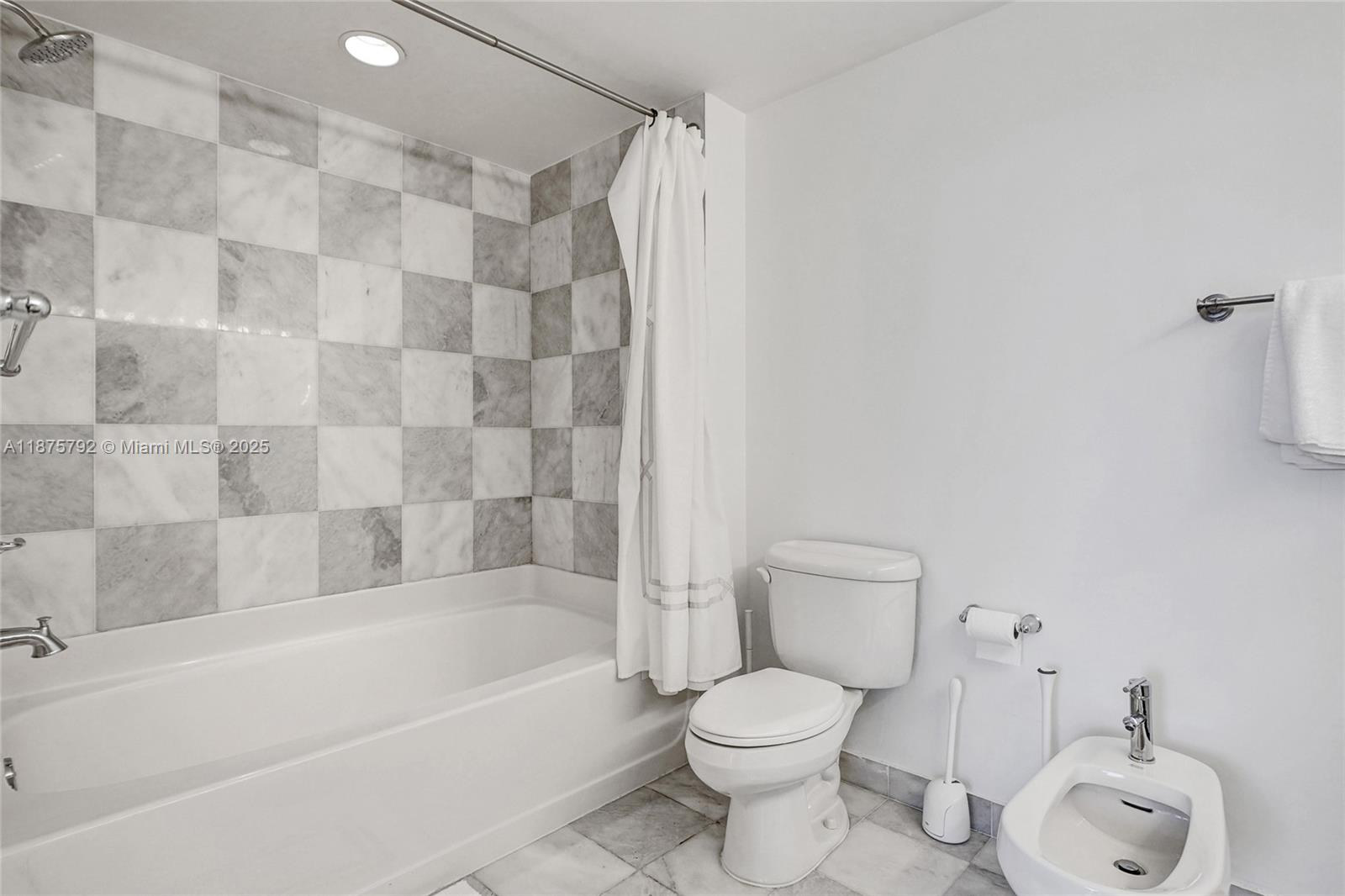 BLUE CONDO - Residential Lease