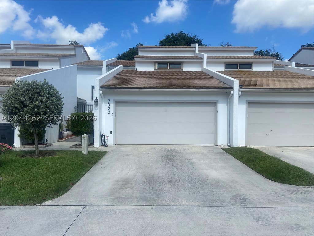 Photo of 7022 Edgemere Ter, Palm Beach Gardens, FL 33410 (MLS # A12044262)