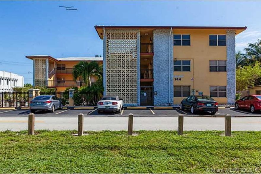 Awesome 1/1 Condo in Victoria Park.  The property only under 25 units, it is gated and has a just re-done pool.  The location couldn't be better!!