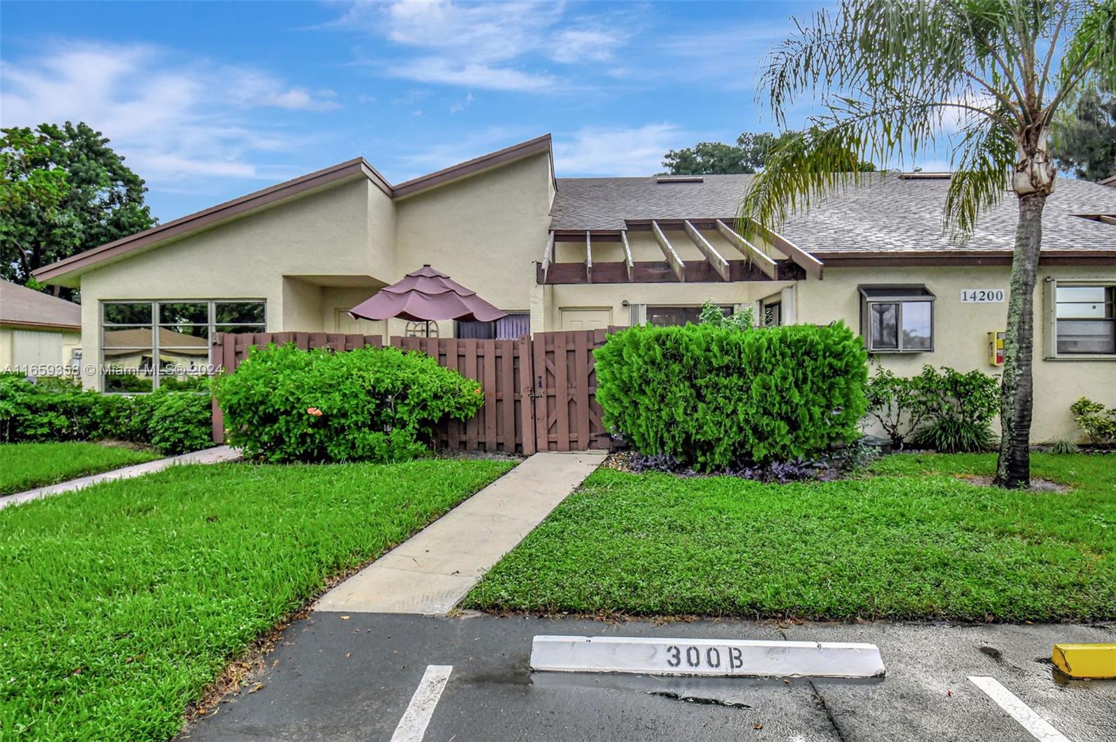 Welcome to your new slice of Delray Beach charm. This truly move-in ready tastefully furnished townhome offers 1 bedroom, 1.5 bathrooms. New washer/dryer and air conditioner. From the first time you step in this townhome, it captivates your attention of its beauty, giving you a warm, clean, and cozy vibe. High Point is a beautiful community of townhomes nestled around quiet streets, crystal clear lakes, lush greenery and mature trees. Just steps away from fine dining and shops.
Delray Beach isn't just a place; it's a lifestyle! Don't look any further, this charming spacious townhome is the perfect place to call home.
