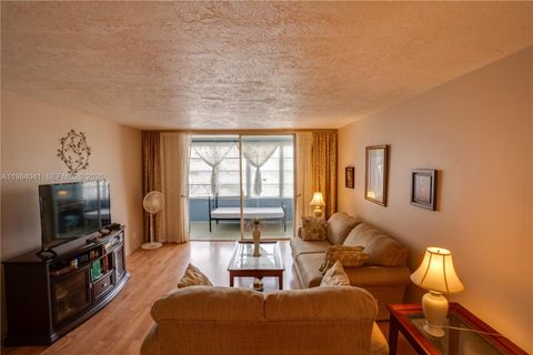 2841 Somerset Dr 318 Lauderdale Lakes FL 33311