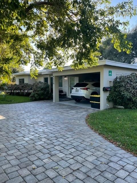 Your Urban Oasis Awaits in Dania Beach!. Discover this stunning fully furnished and equipped home, located in one of South Florida’s most strategic areas. Just minutes from the beach, Fort Lauderdale-Hollywood International Airport, the train station, and Dania Pointe shopping center—everything you need is within easy reach.
With quick access to I-95, I-595, and the Florida Turnpike, this property is ideal for those who value comfort and connectivity. The modern interior features a renovated kitchen with high-end appliances—perfect for those who appreciate style and functionality. Step outside and enjoy beautifully landscaped gardens, a barbecue area, jacuzzi, and ample parking. Everything has been thoughtfully designed for relaxation and comfort.