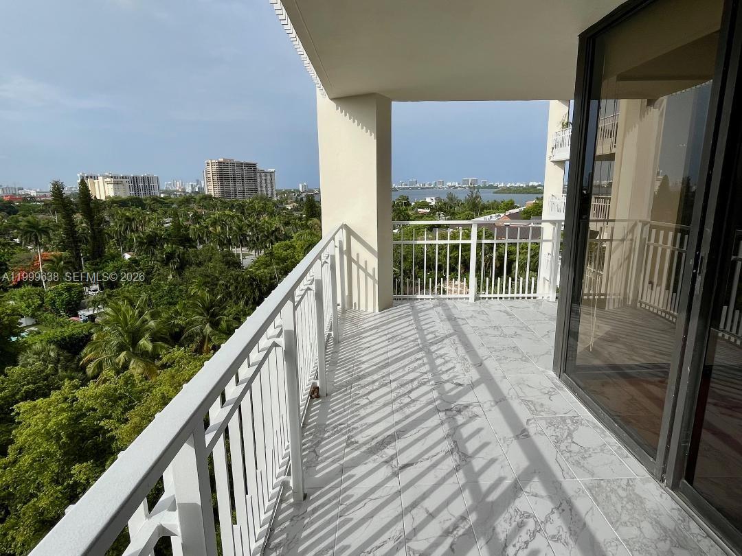 TOWERS OF QUAYSIDE CONDO - Residential