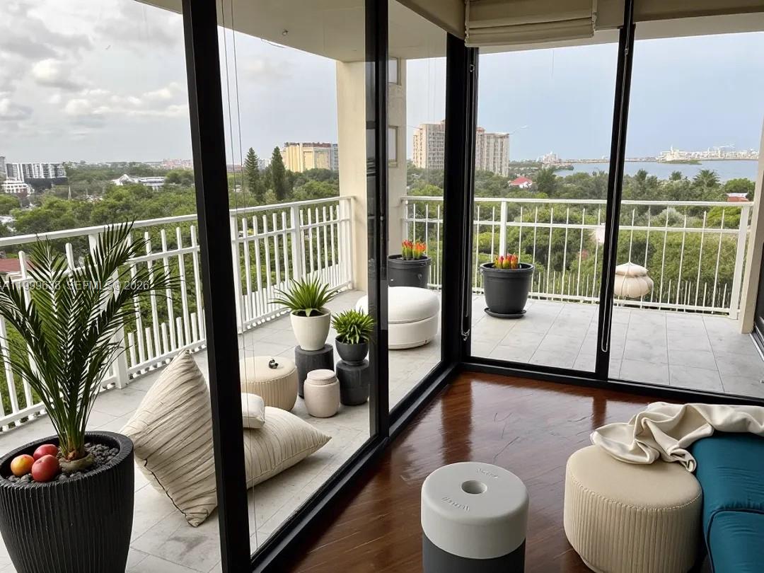 TOWERS OF QUAYSIDE CONDO - Residential