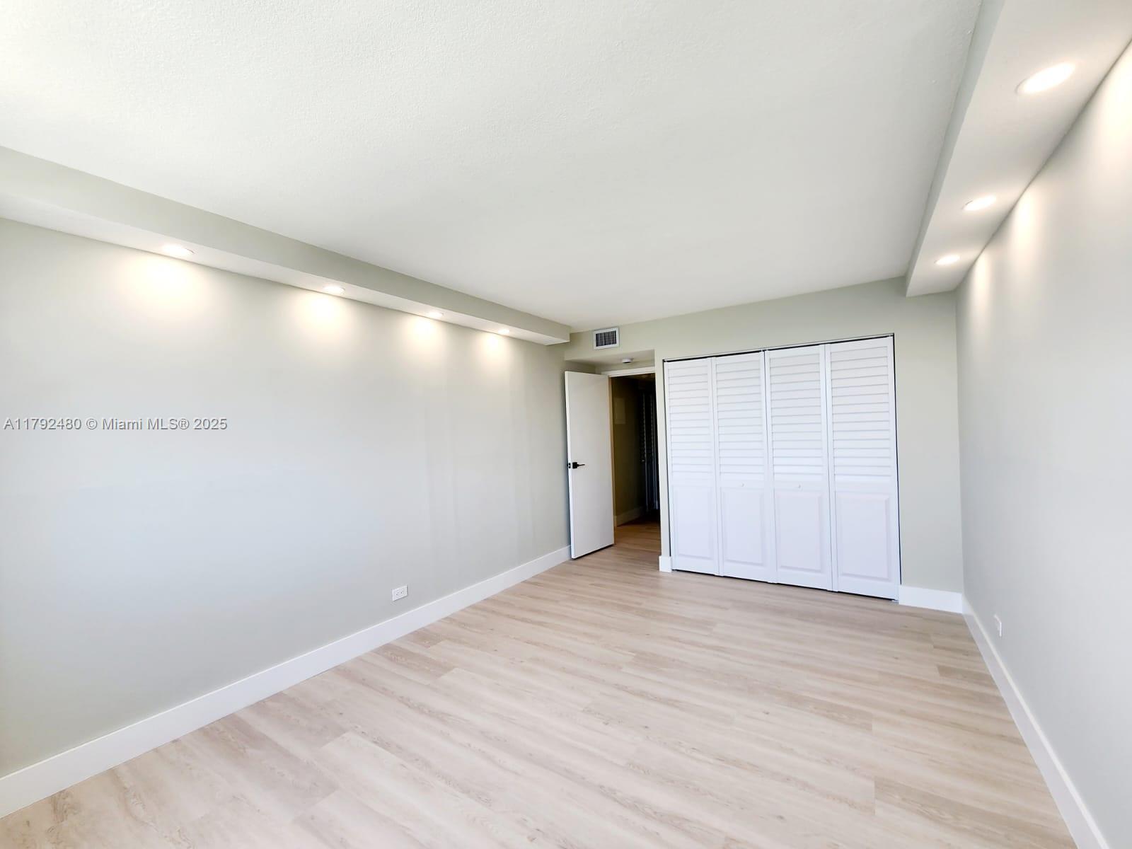 WINSTON TOWERS 100 - Residential