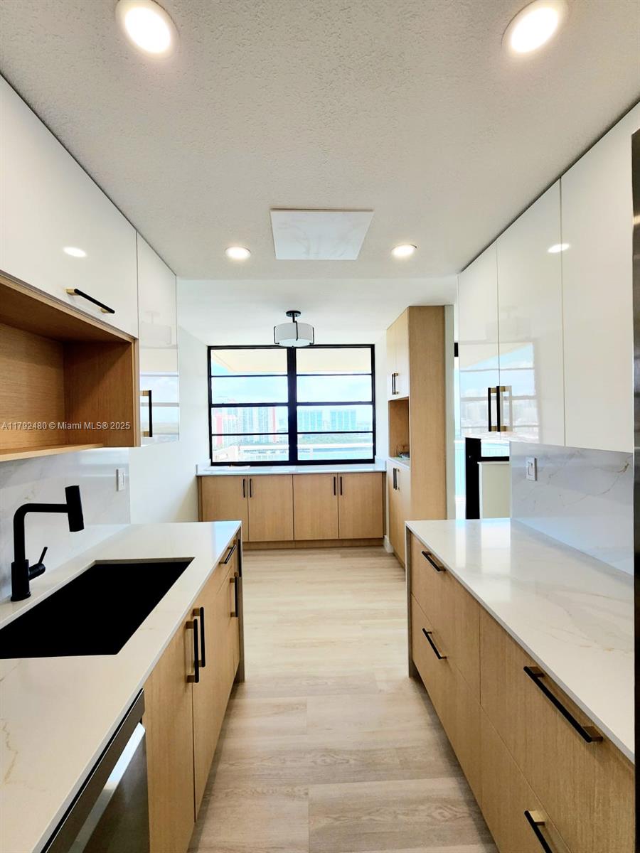 WINSTON TOWERS 100 - Residential