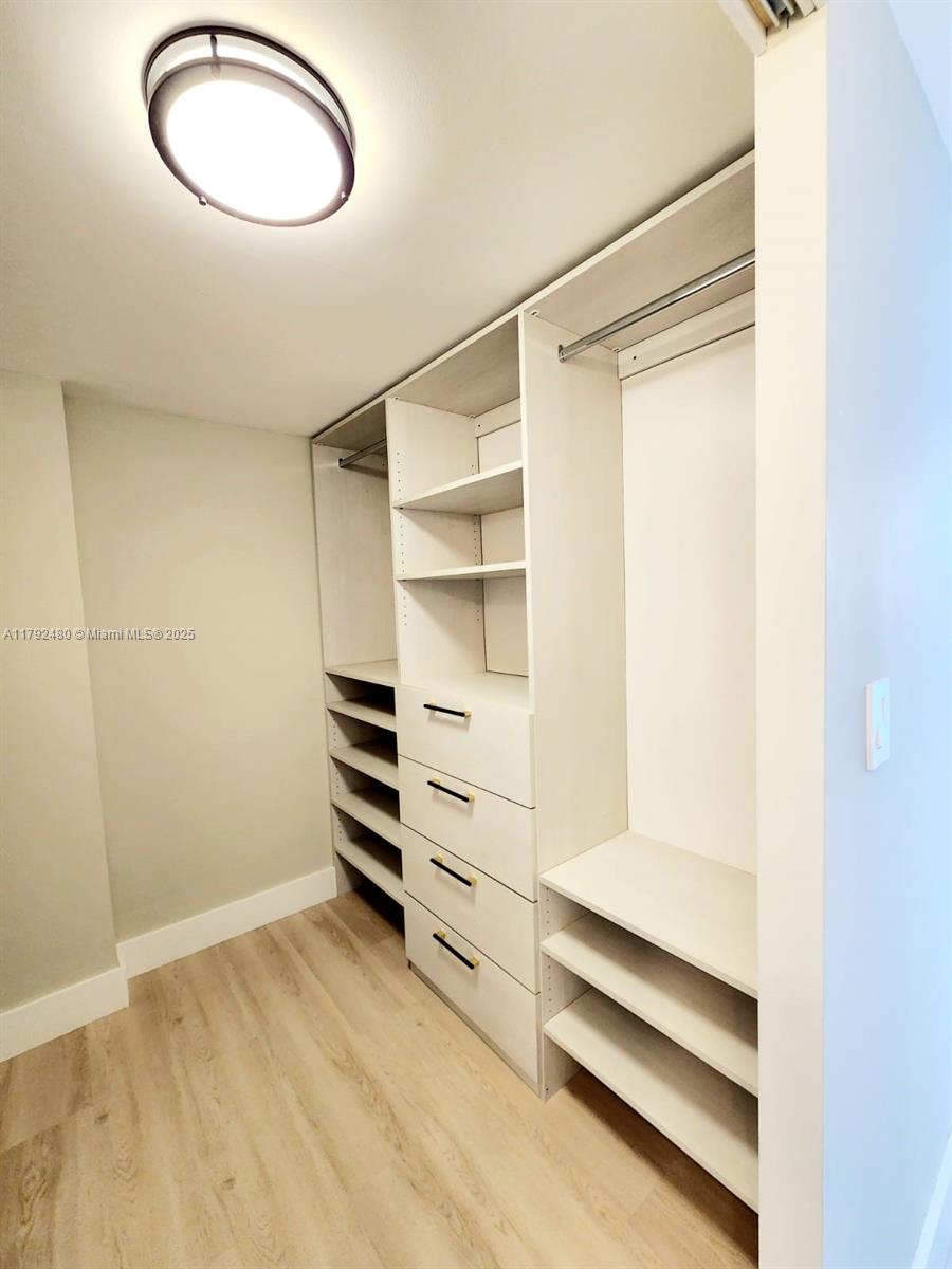 WINSTON TOWERS 100 - Residential