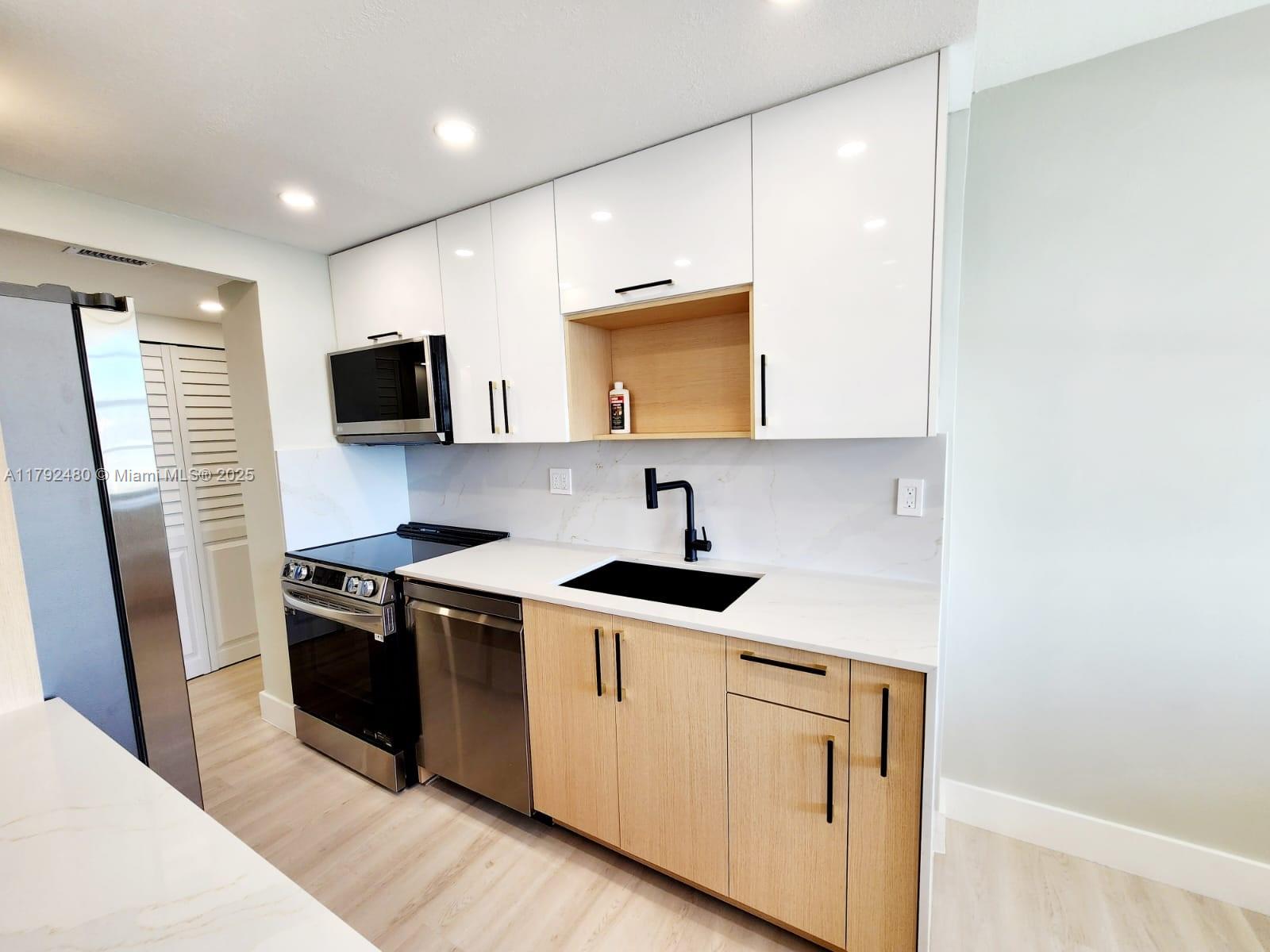 WINSTON TOWERS 100 - Residential