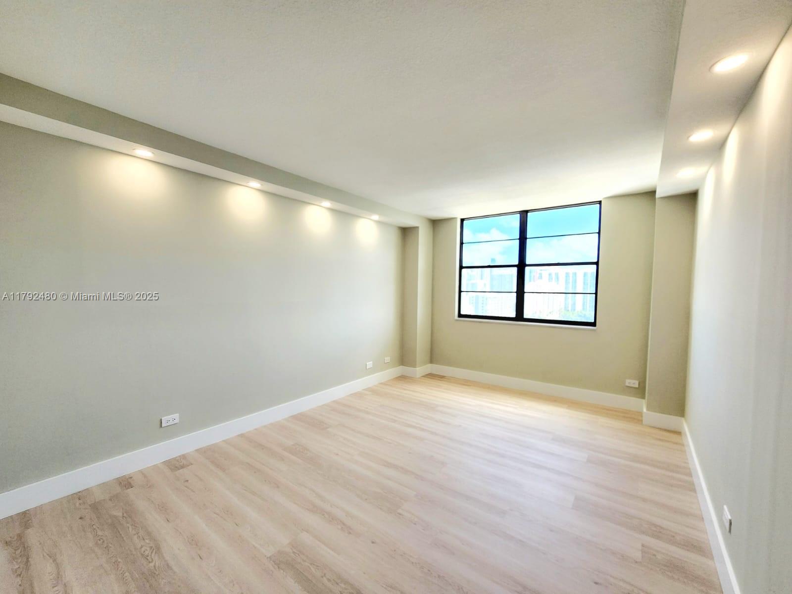 WINSTON TOWERS 100 - Residential