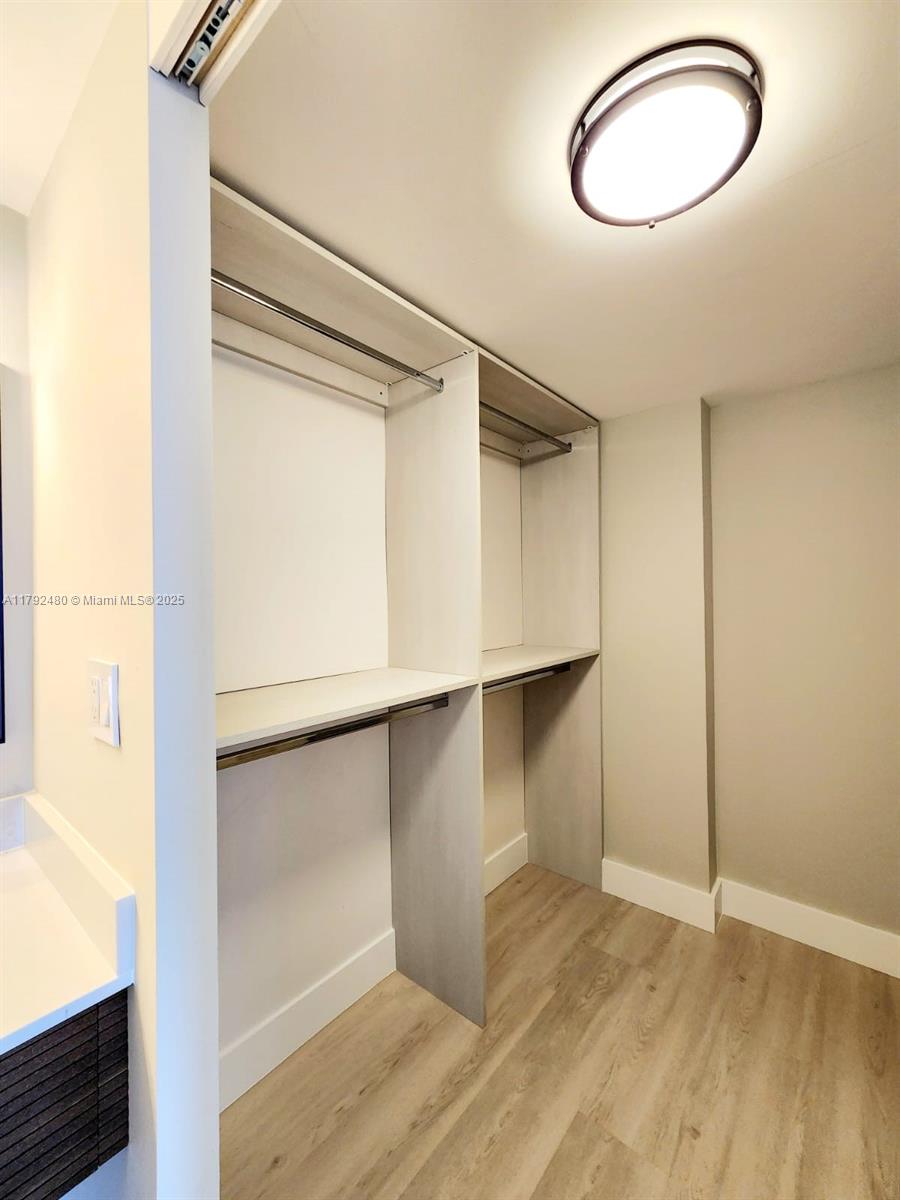 WINSTON TOWERS 100 - Residential