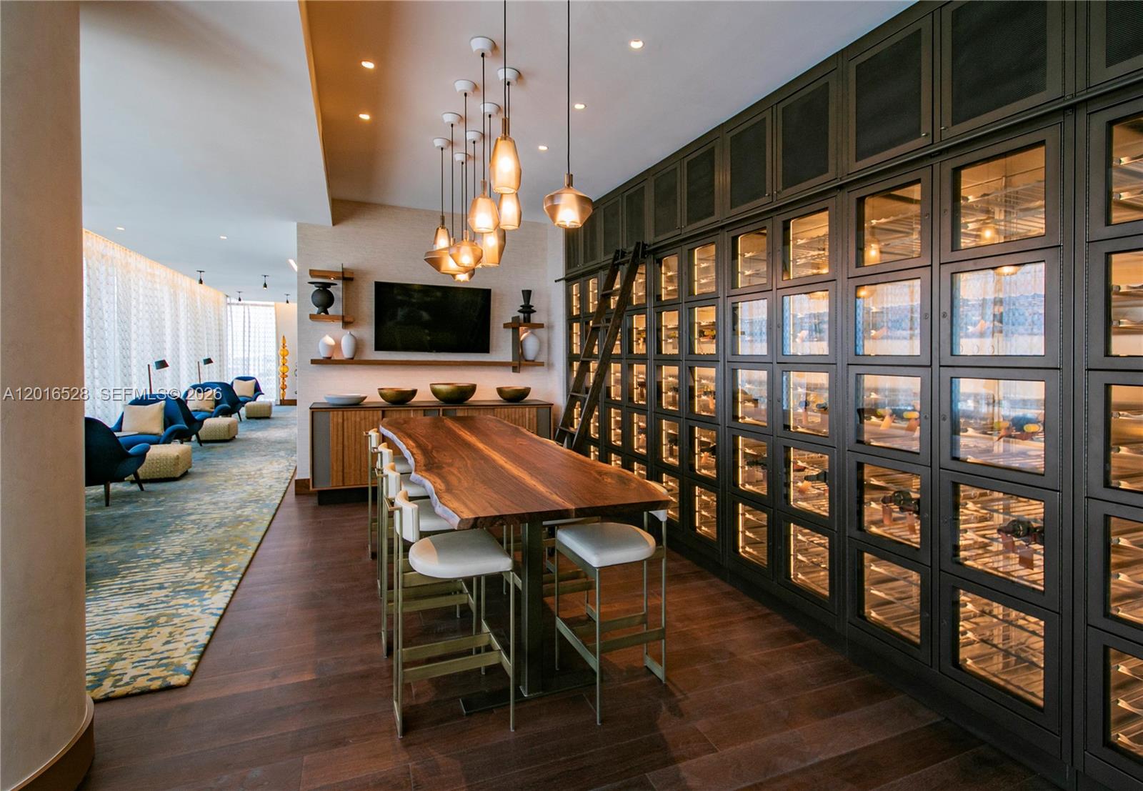 TURNBERRY OCEAN CLUB - Residential