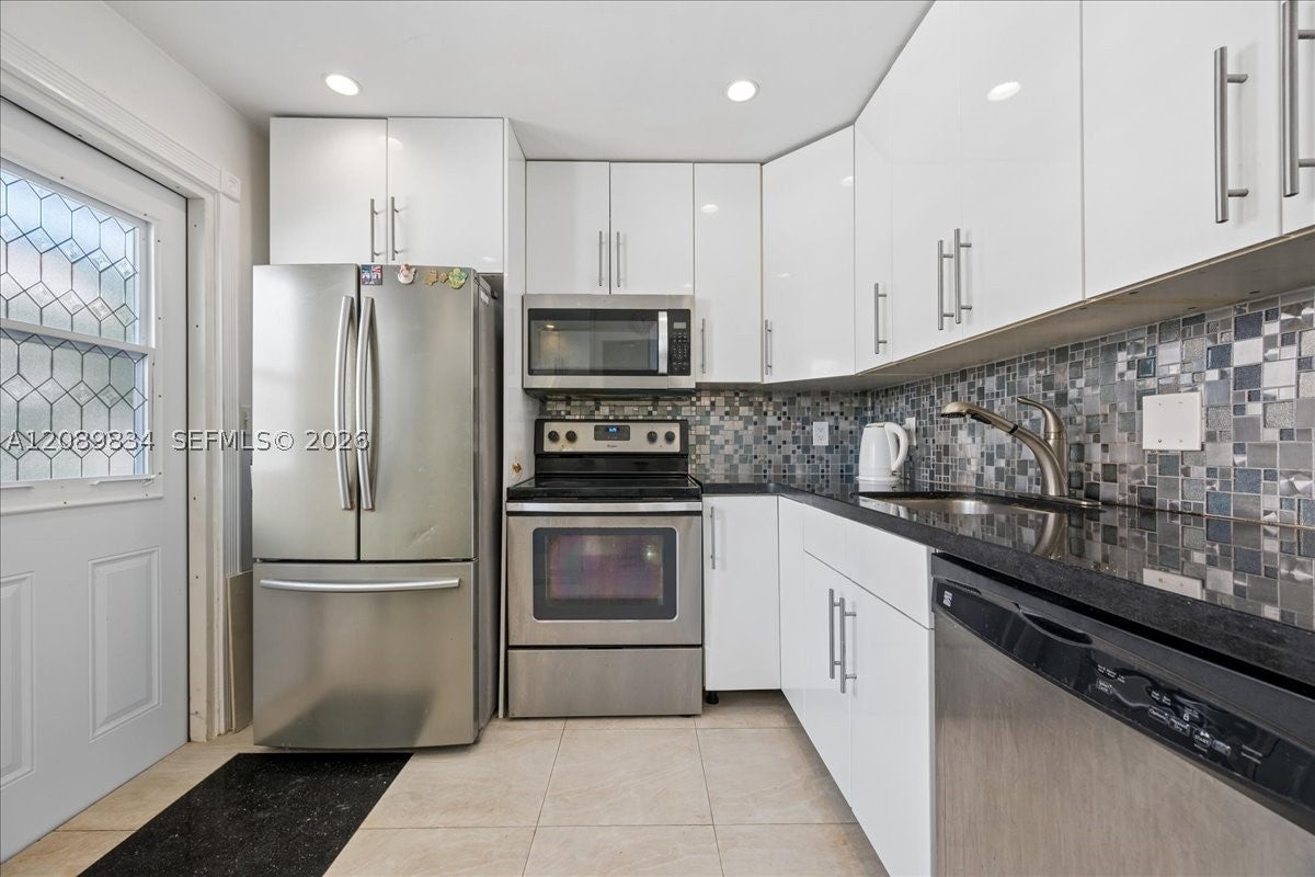 233 NE 14th Ave 2nd floor