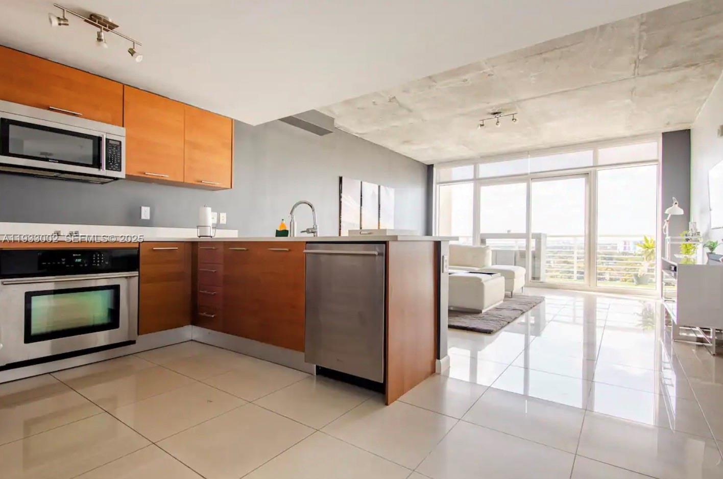 MIDBLOCK MIAMI CONDO - Residential