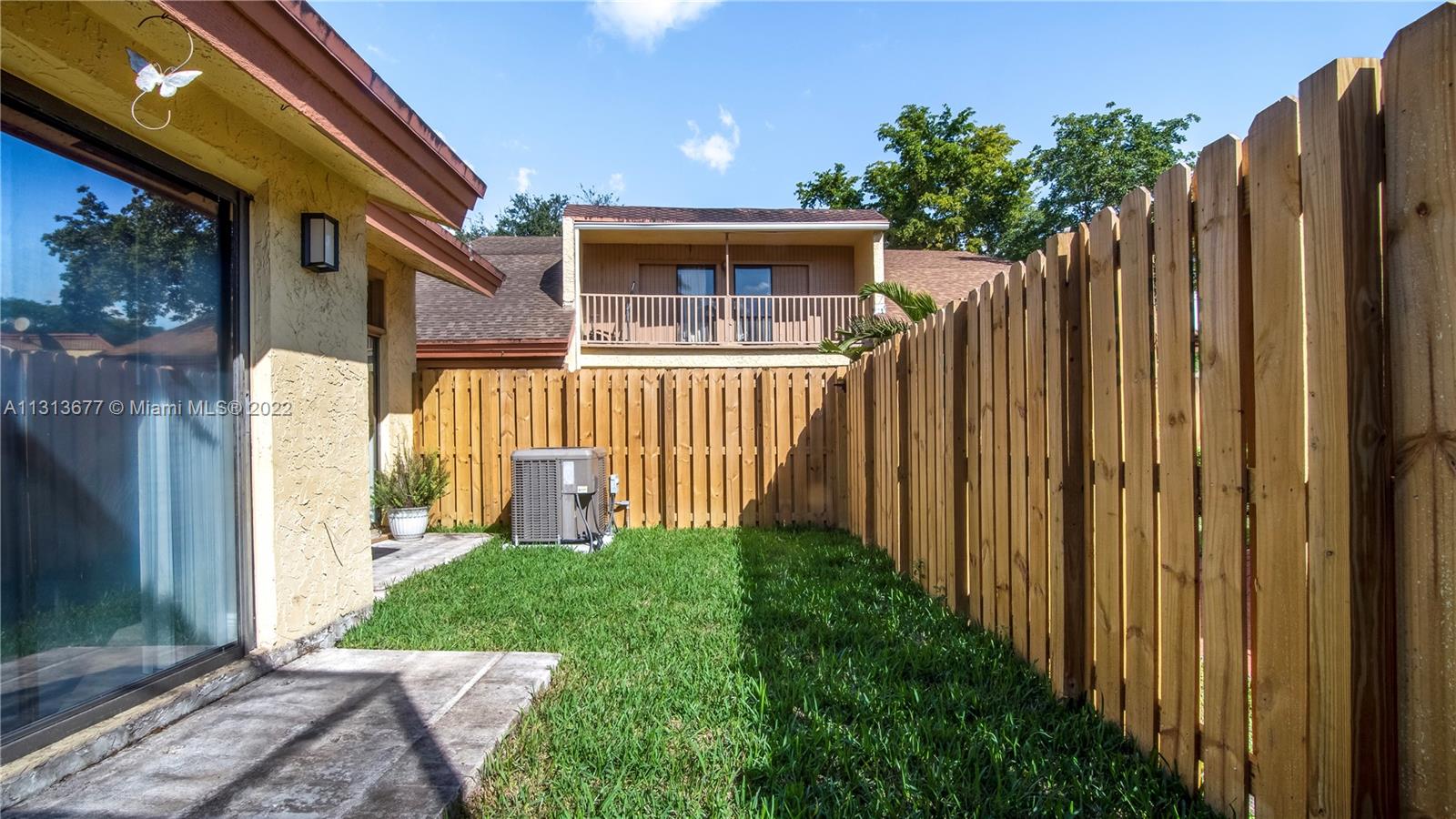 VILLAS OF PLANTATION - Residential