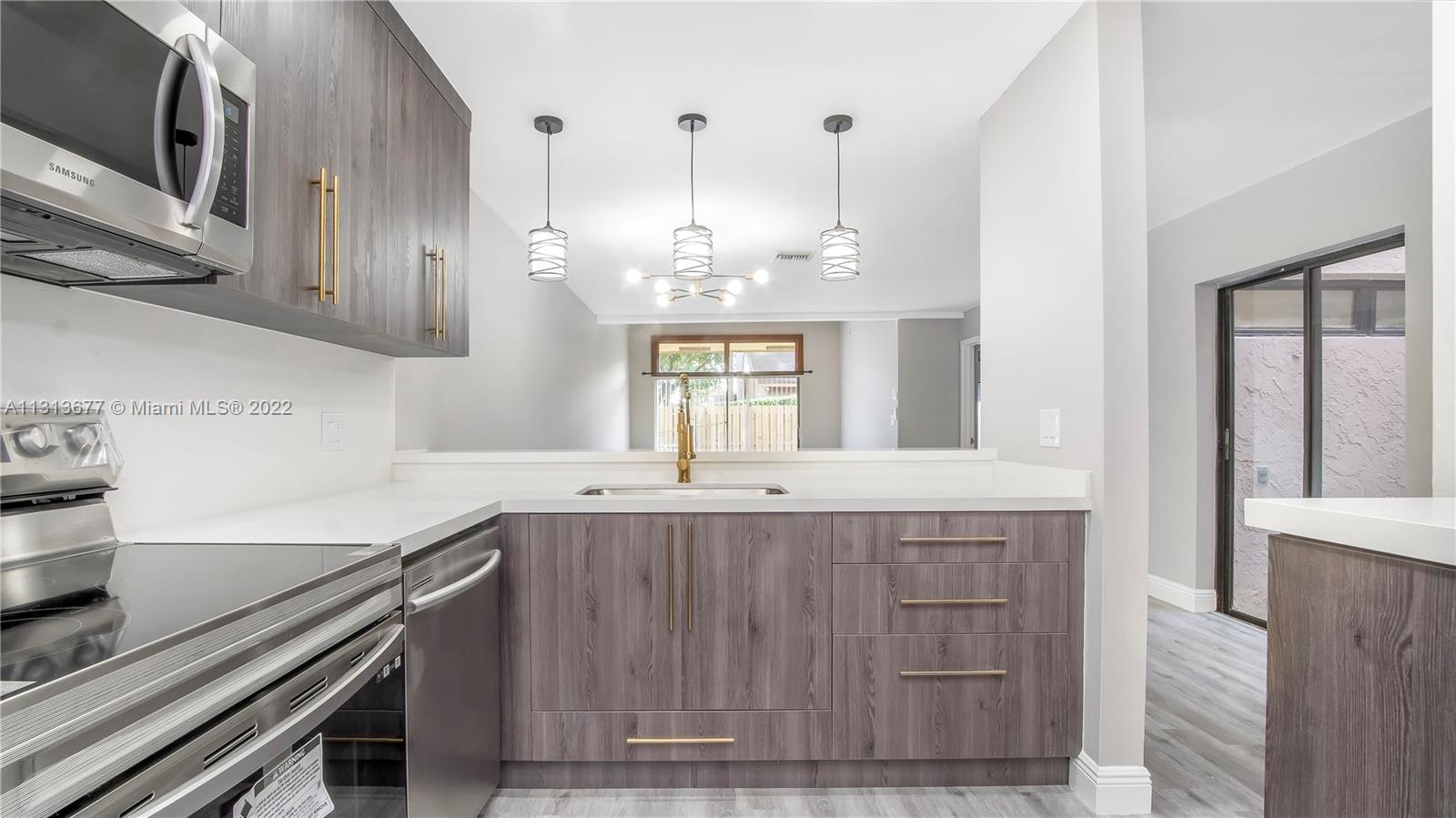 VILLAS OF PLANTATION - Residential