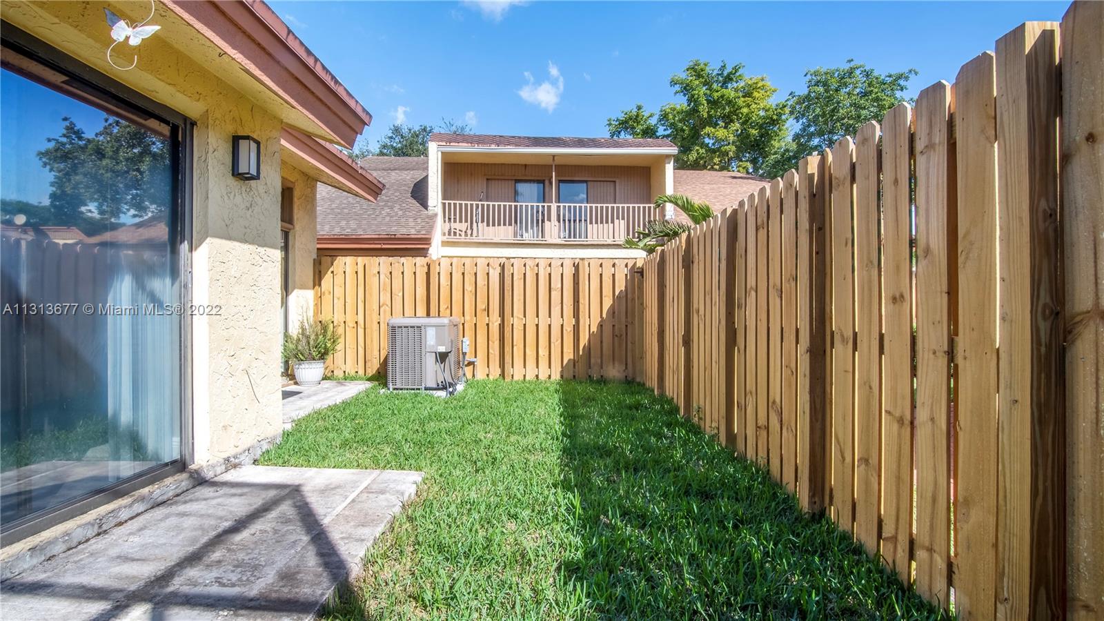 VILLAS OF PLANTATION - Residential