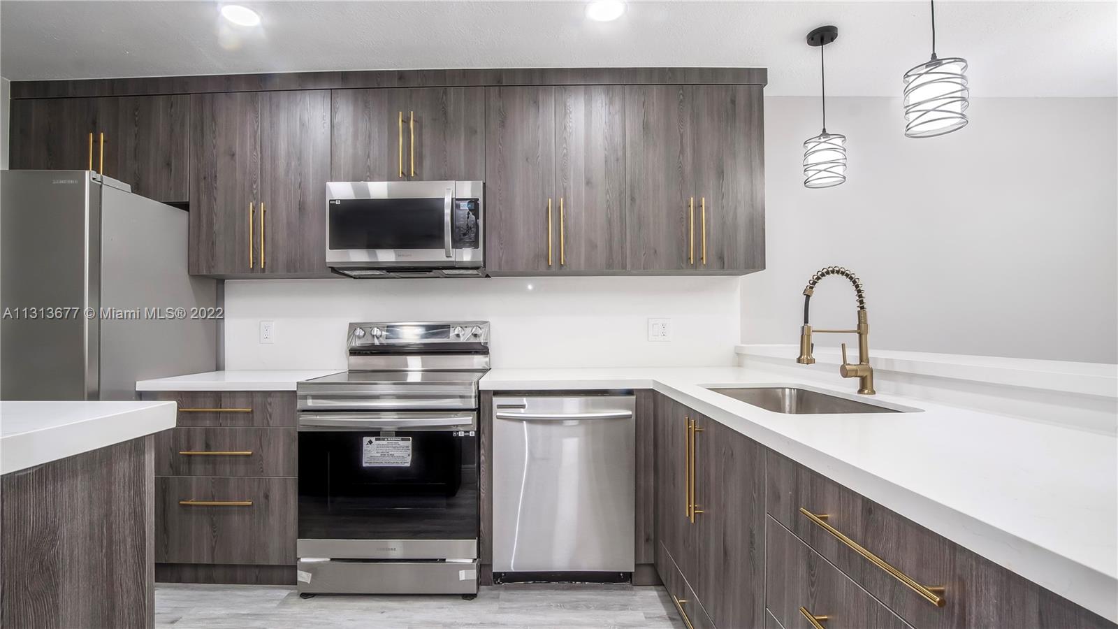 VILLAS OF PLANTATION - Residential