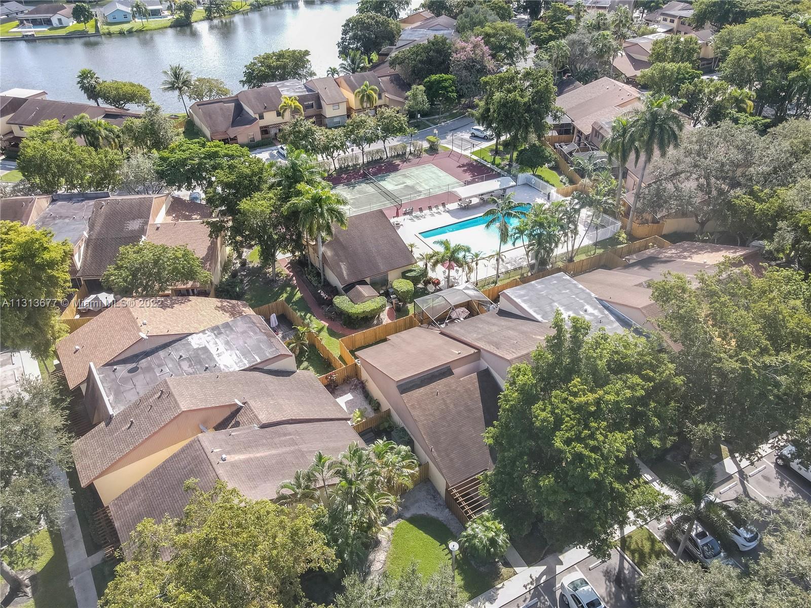 VILLAS OF PLANTATION - Residential