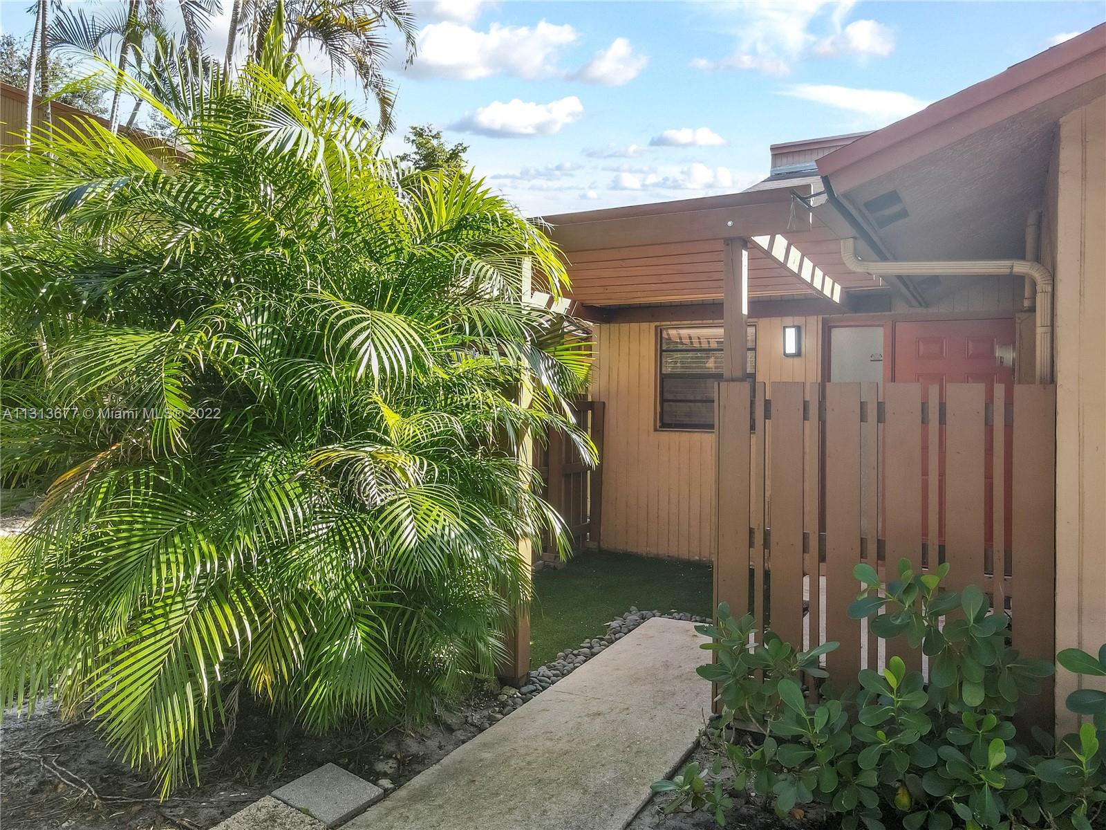 VILLAS OF PLANTATION - Residential