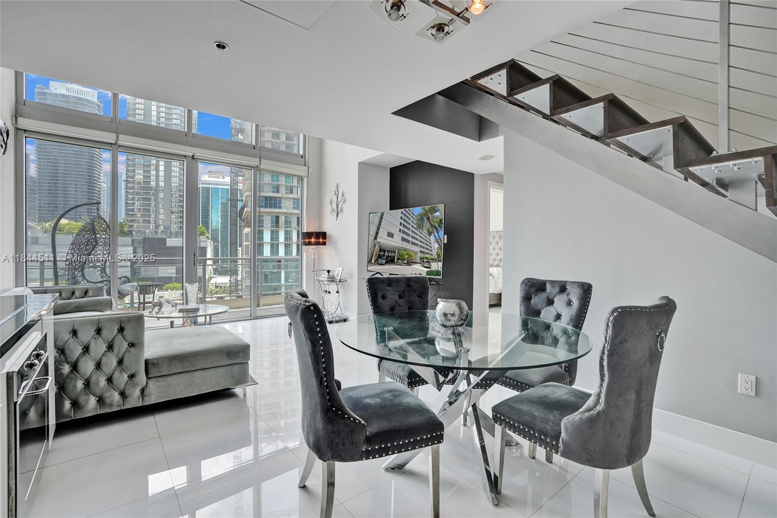MINT CONDO - Residential