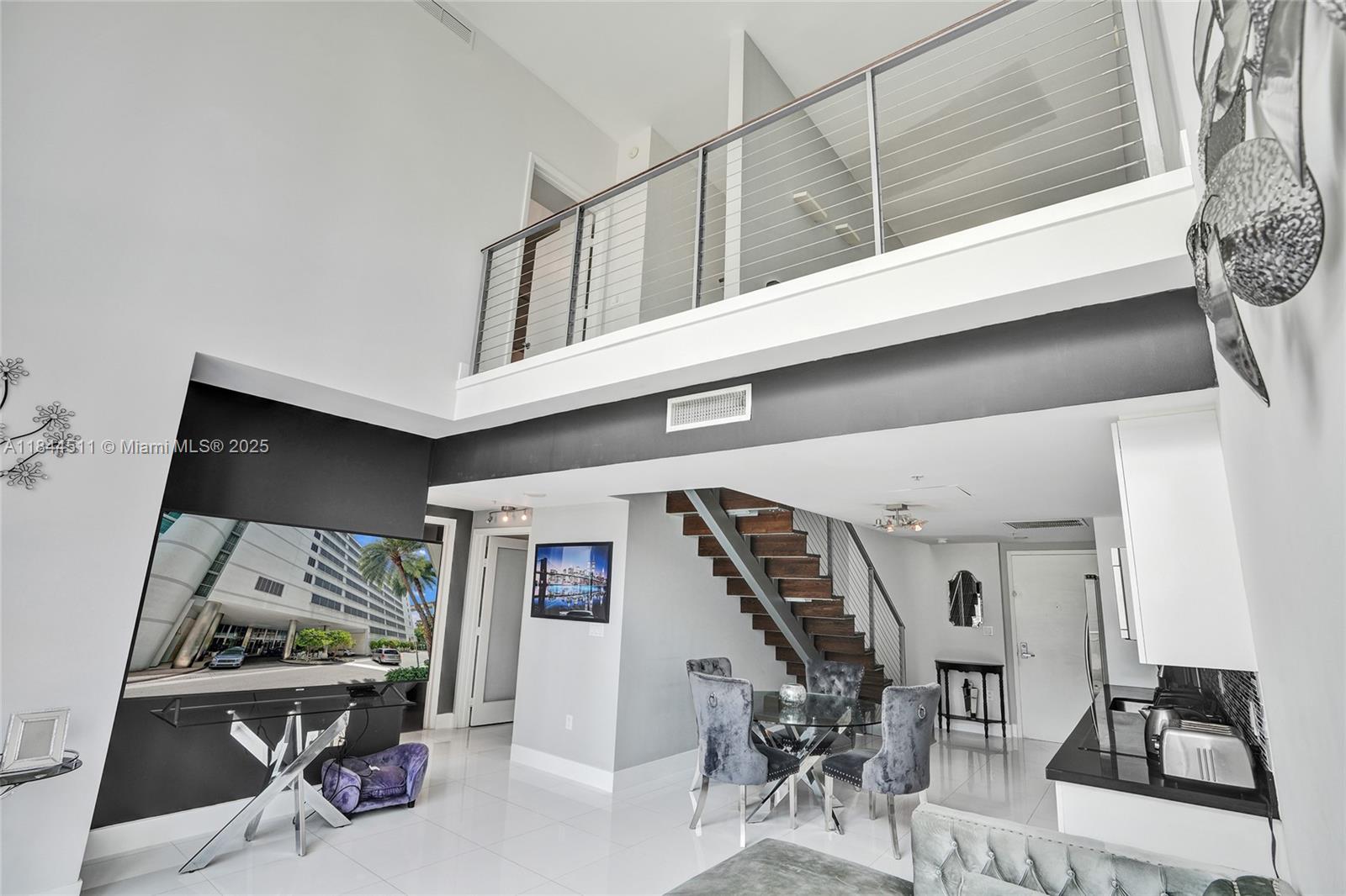 MINT CONDO - Residential