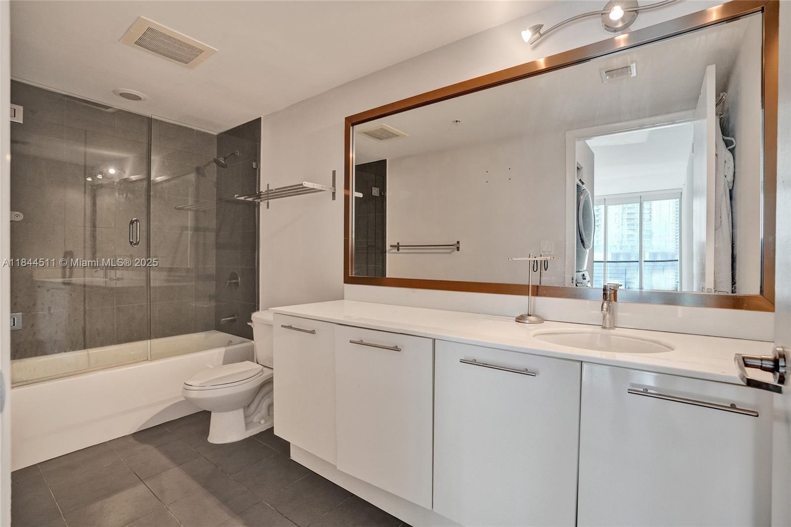MINT CONDO - Residential