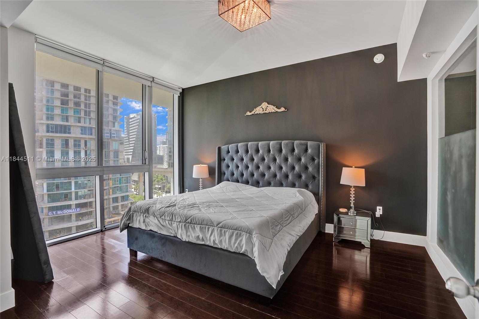 MINT CONDO - Residential