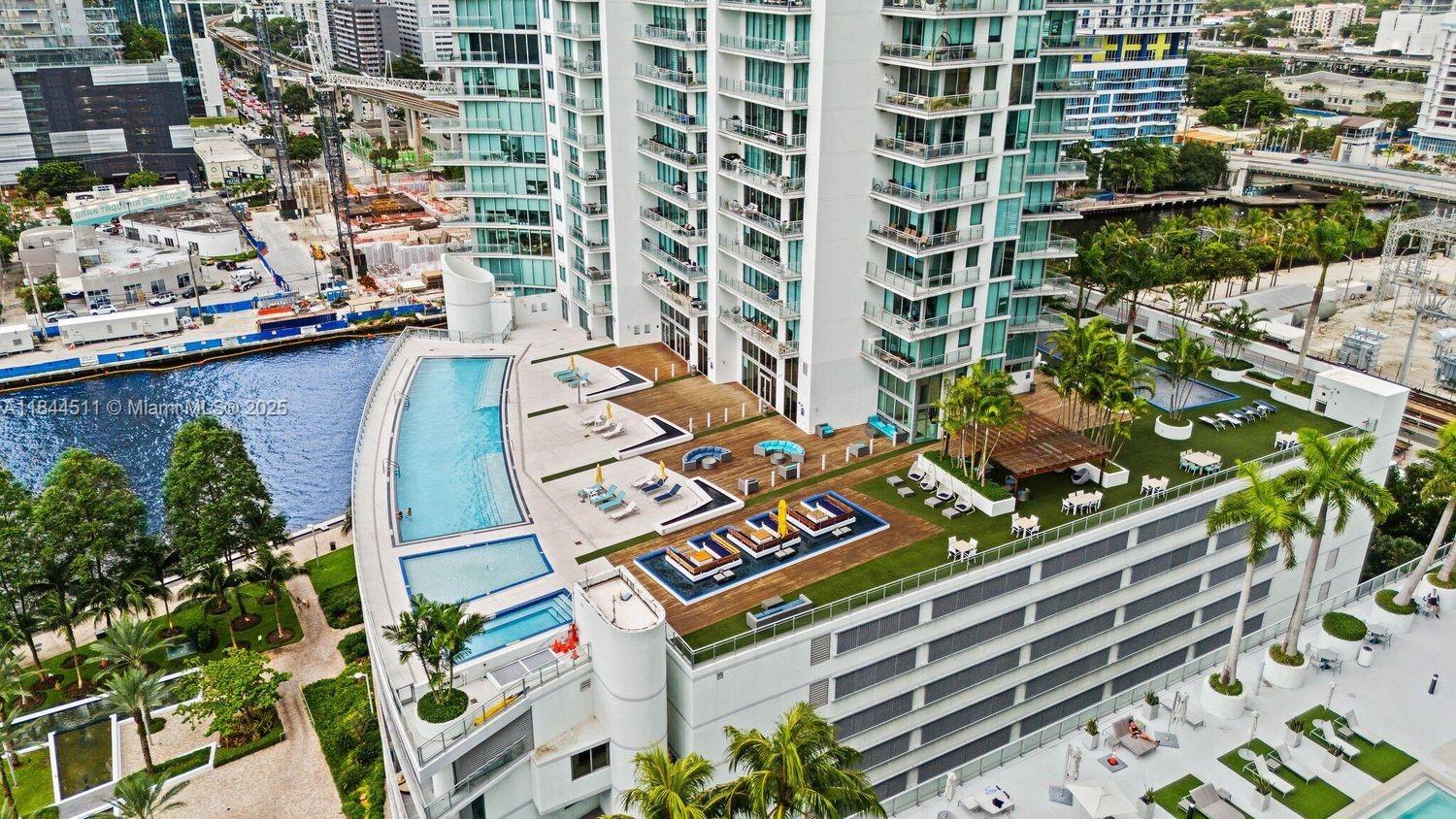 MINT CONDO - Residential